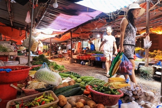 Food items are in abundance at a wet market in Hanoi on September 14. Prime Minister Pham Minh Chinh has orderd authorities at all levels to ensure food and essential items security for people affected by Typhoon Yagi. (VNA/VNS Photo Tuan Anh)