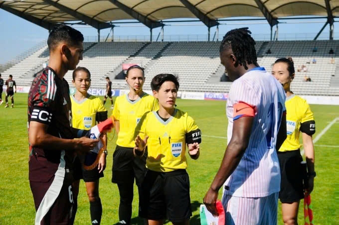 Le Thi Ly (C) will work as the main referee during the 2025 AFC U20 Women's Asian Cup qualifiers.
(Photo: baogiaothong.vn)