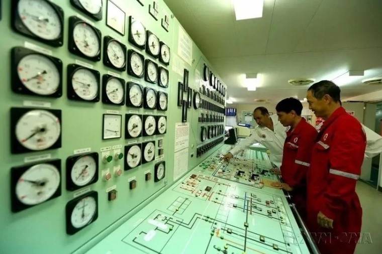 Russian and Vietnamese experts at the Vietsovpetro oil transfer control room