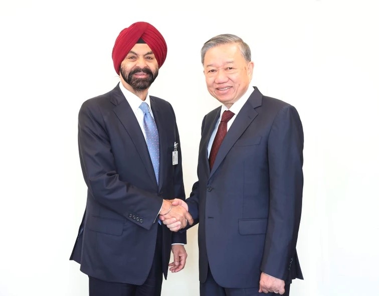 Party General Secretary and State President To Lam (R) and WB President Ajay Banga (Photo: VNA)