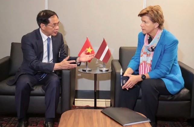 Deputy PM and FM Bui Thanh Son and Latvian FM Baiba Braze at their meeting in New York on September 22. (Photo: VNA)