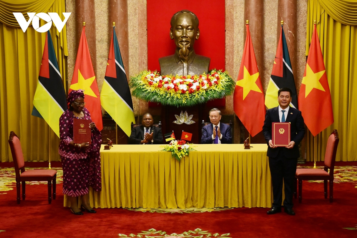 The two leaders witness the signing of two cooperation documents in the fields of energy and minerals, and agriculture.