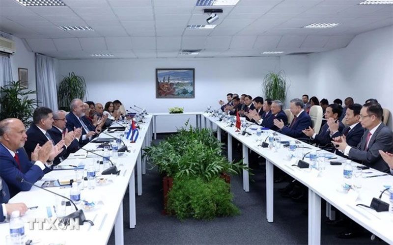 Cuban Prime Minister Manuel Marrero Cruz and visiting Party General Secretary and President To Lam of Vietnam discuss measures to increase multifaceted cooperation between Vietnam and Cuba, during their meeting in Havana on September 26. (Photo: VNA)