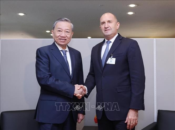 General Secretary and President To Lam of Vietnam (L) and President Rumen Radev of Bulgaria during their meeting in New York on September 24. (Photo: VNA)