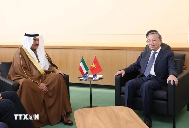 General Secretary and President To Lam of Vietnam (R) meets Crown Prince Sheikh Sabah Al-Khaled Al-Sabah of Kuwait in New York on September 24. (Photo: VNA)