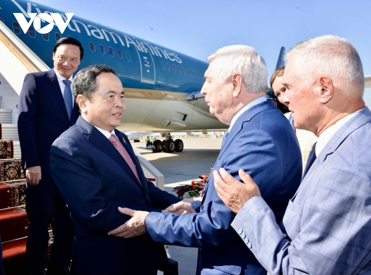 First Deputy Chairman of the State Duma Ivan Melnikov welcomes Vietnamese National Assembly Chairman Tran Thanh Man and his entourage at Vnukovo International Airport in Moscow on September 8 afternoon