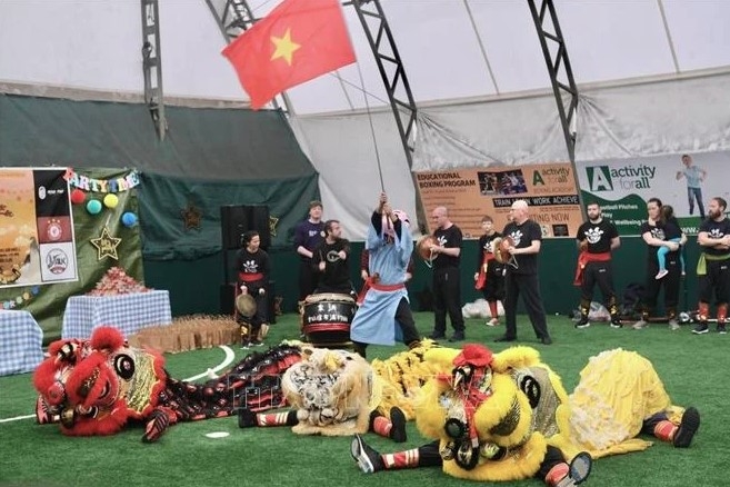 An event is hold to mark mid-autumn festival in Liverpool. The event organisers transfer GBP1,000 to the account of the Vietnam Fatherland Front (VFF) Central Committee to aid victims affected by Typhoon Yagi.
