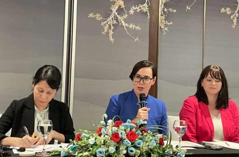 US Under Secretary for Trade and Foreign Agricultural Affairs Alexis Taylor (center) speaks at the press briefing in Hanoi