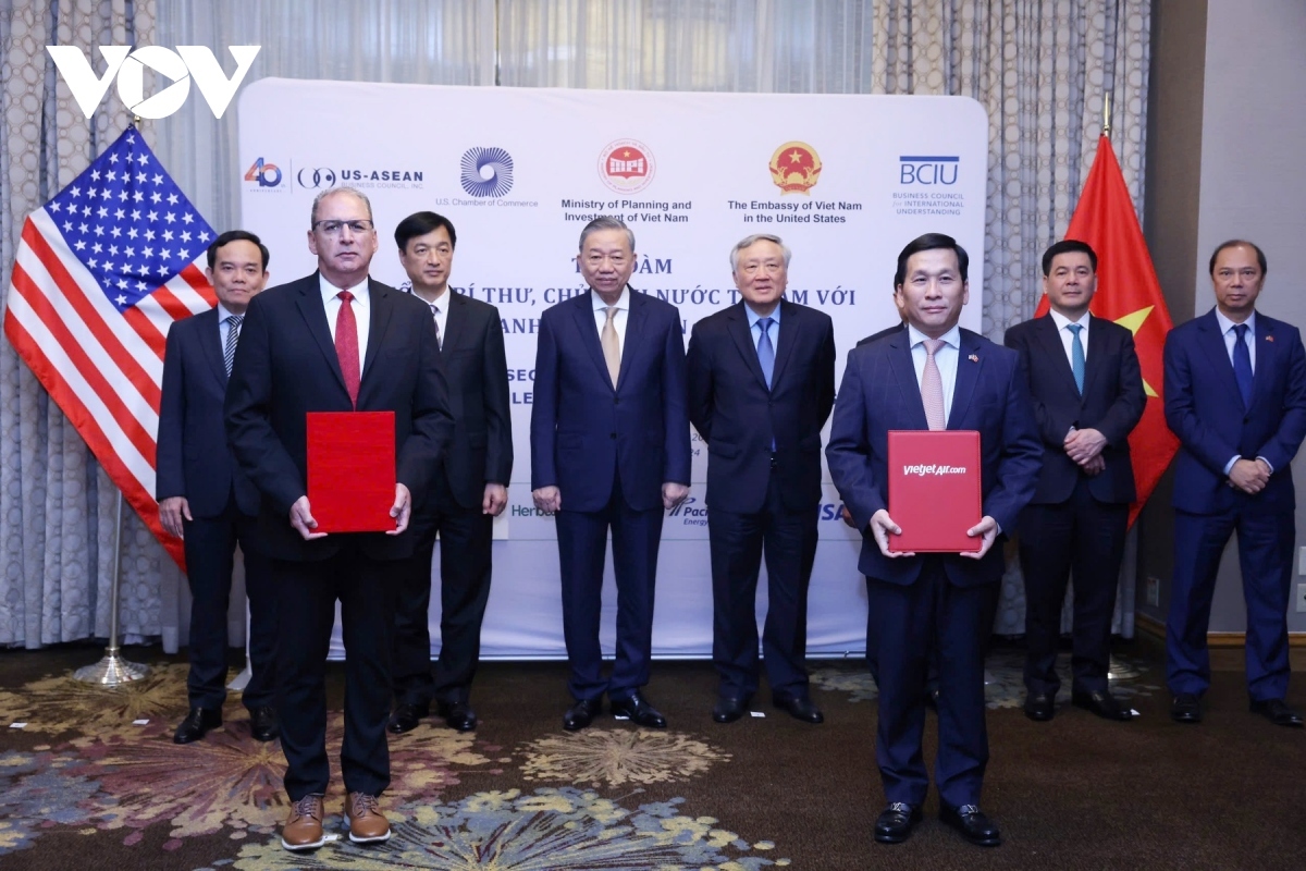 Party General Secretary and President To Lam of Vietnam witnesses the exchange of a cooperation agreement in the aviation sector between Vietjet Air and Honeywell worth US$1.1 billion, focusing on green development and the use of clean energy.