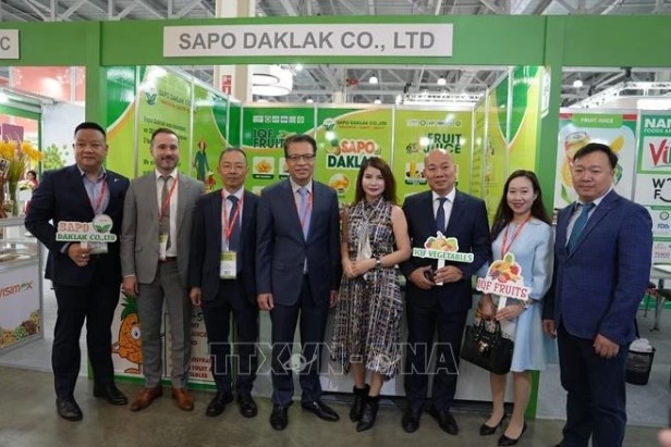 Vietnamese Ambassador to Russia Dang Minh Khoi ( 4th, from left) is with representatives of Vietnamese enterprises at the Worldfood Moscow 2024.