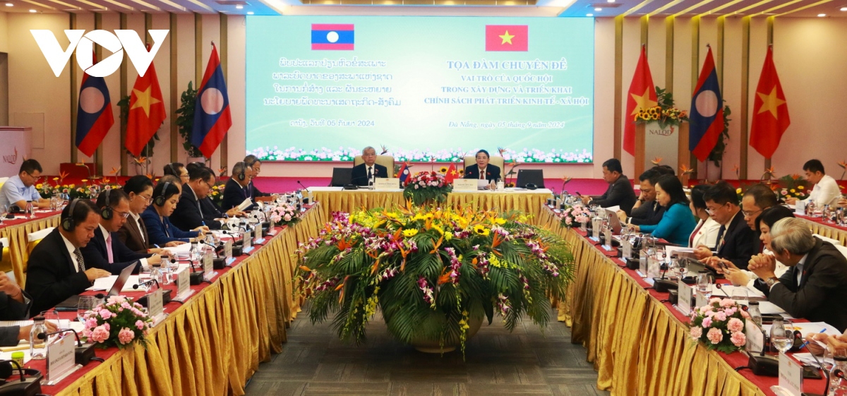 The National Assemblies of Vietnam and Laos share experience in making socio-economic development policies in Da Nang on September 5