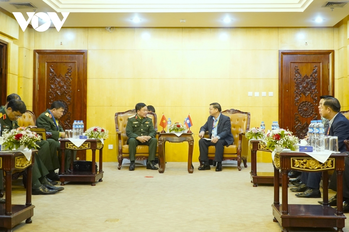 Lieutenant General Hoang Xuan Chien, Deputy Minister of National Defense of Vietnam meets with Lieutenant General Somphone Mittaphone, Deputy Chief of Staff of the Lao People’s Army.