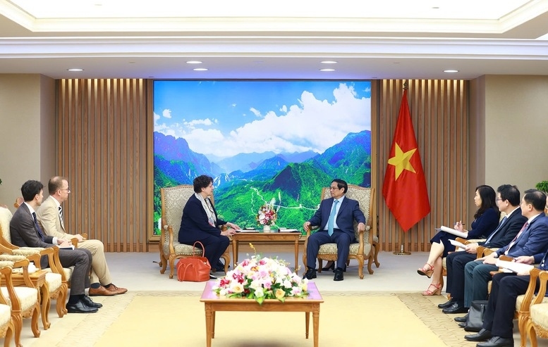 Vietnamese Prime Minister Pham Minh Chinh (R) receives newly-accredited German Ambassador to Vietnam Helga Margarete in Hanoi on September 27. (Photo: VGP)