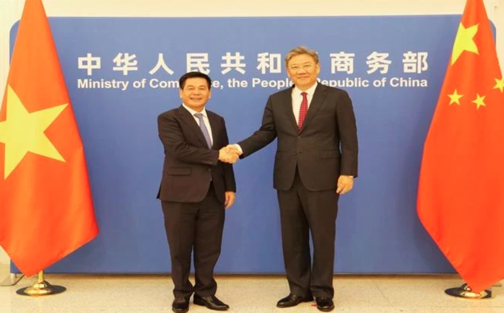 Minister of Industry and Trade Nguyen Hong Dien (L) and Chinese Minister of Commerce Wang Wentao shake hands before co-chairing the 13th session of the Vietnam-China Economic and Trade Cooperation Committee.