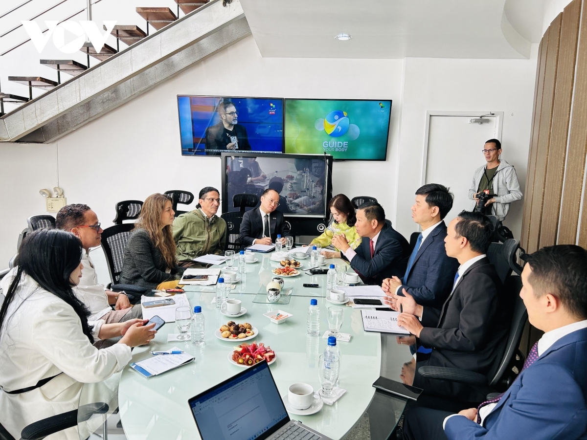 At a working session between the VOV delegation and a Venezuelan media agency