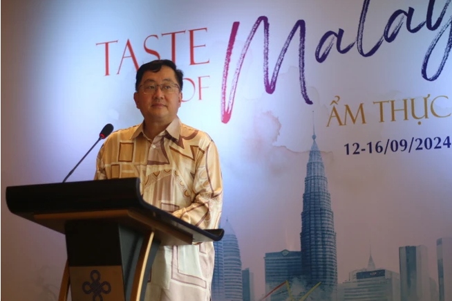 HE. Dato’ Tan Yang, Ambassador of Malaysia to Vietnam delivers a speech at the launching ceremony of “Taste of Malaysia” culinary festival.