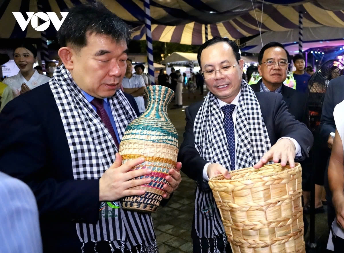 Nguyen Van Hieu, secretary of the Can Tho City Party Committee, and Shin Choong-Il, RoK Consul General in Ho Chi Minh City, visit a handicraft booth together.