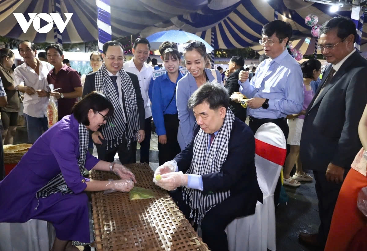 Shin Choong-Il, RoK Consul General in Ho Chi Minh City, is delighted to make traditional southern Vietnamese cakes with his own hands.