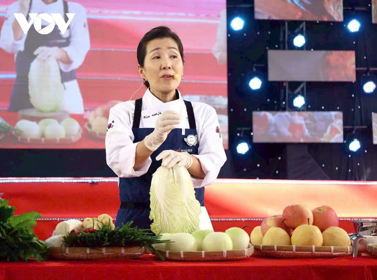 A Korean artisan directly instructs participants on how to make authentic kimchi at the Cultural Day event.