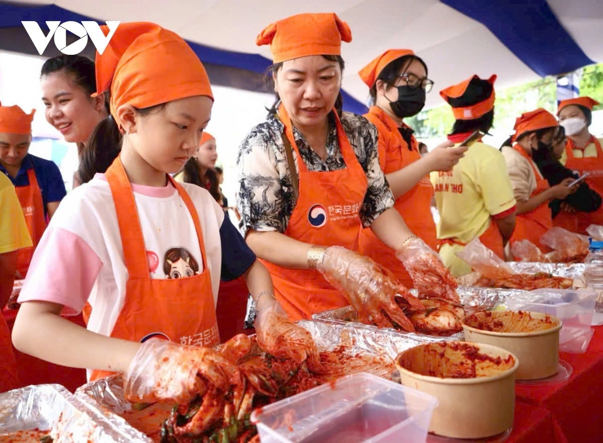Local people are excited to prepare a signature dish from the Republic of Korea.