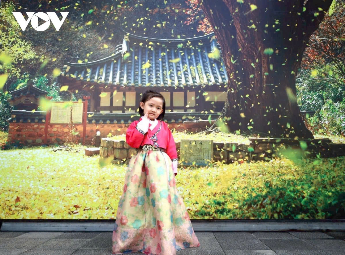 The people of Can Tho are eager to try on traditional Hanbok costume from the Republic of Korea.