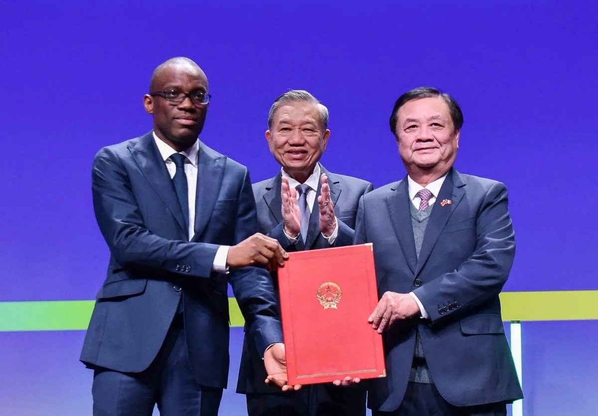 At the forum, the Vietnamese leader and the Benin President witness the signing of an agriculture cooperation agreement between the Ministry of Agriculture and Rural Development of Vietnam and the Ministry of Foreign Affairs of Benin.