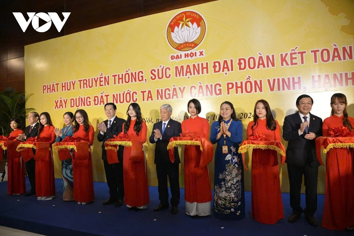 Over the past 94 years, under the leadership of the Communist Party of Vietnam, the Vietnam Fatherland Front has continually grown, adapting to different revolutionary periods with various forms of organization and names. It has made significant contributions to the great revolutionary cause of the Party and the nation, playing a crucial role in reinforcing and promoting the strength of national unity. In the photo: Vietnam Fatherland Front Central Committee President Do Van Chien cuts the ribbon to inaugurate the exhibition.