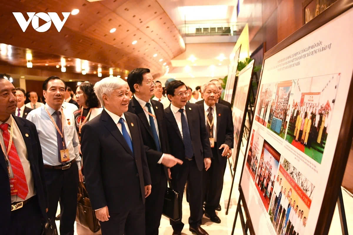 The pictures vividly and clearly depict the Vietnam Fatherland Front as a place that gathers and promotes the strength of national unity, serving as a solid bridge between the various strata of the people across the country and their compatriots abroad with the Party and the State. In the photo, Vietnam Fatherland Front Central Committee President Do Van Chien and delegates visit the exhibition.