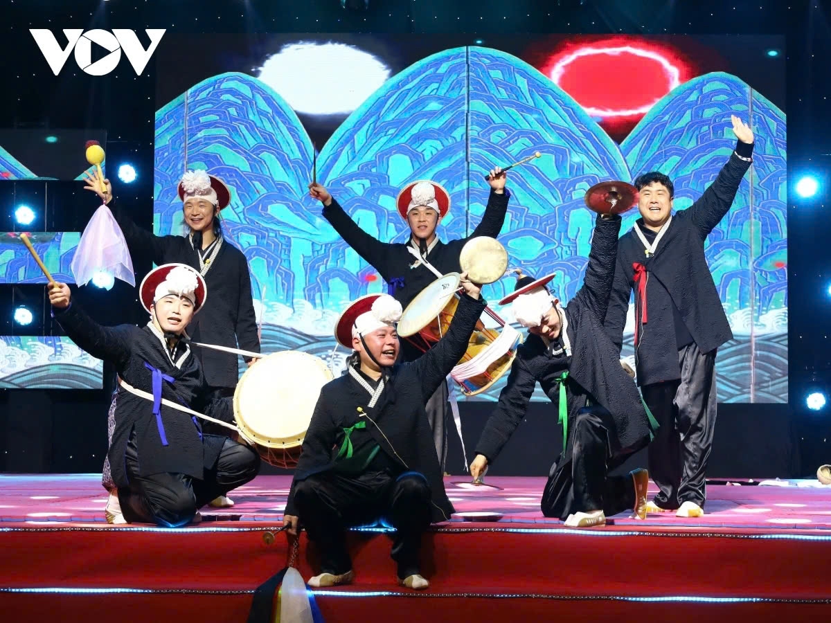 There are two nights of art exchanges featuring many famous artists and music groups from both Vietnam and the RoK.