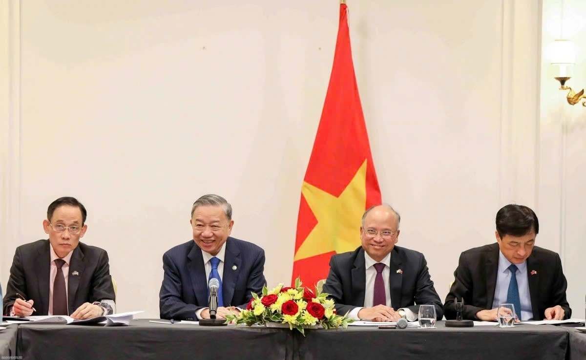 On October 5 morning in Paris, General Secretary and President To Lam meets with nearly 30 distinguished experts and intellectuals from the Vietnamese diaspora in France, the UK, Belgium, Canada, Luxembourg, and Switzerland. During the meeting, the intellectuals share their experiences and offer suggestions on various issues, including multilateral cooperation in technology and artificial intelligence, entrepreneurship, growth and development, as well as major challenges in the development of the Internet of Things (IoT) for economic growth, and the benefits of applying blockchain technology in health care. (Photo: baoquocte.vn)