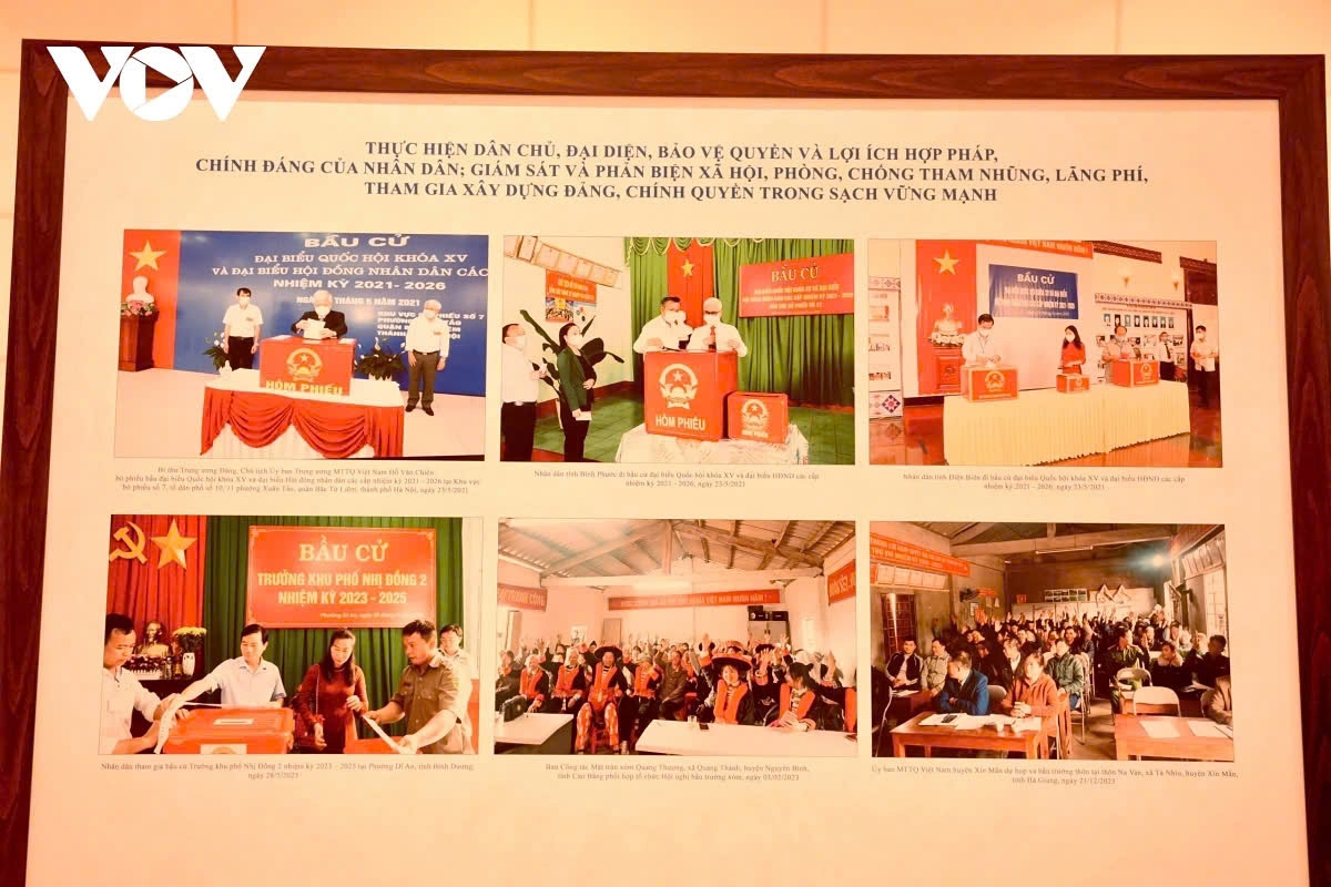 The exhibition is divided into three sections, with the first featuring images of the heads of the Vietnam Fatherland Front Central Committee throughout different periods and national congresses; the second showcasing the results of implementing the resolutions from the 9th National Congress of the Vietnam Fatherland Front for the 2019-2024 term; and the third illustrating the activities of member organizations of the Front.