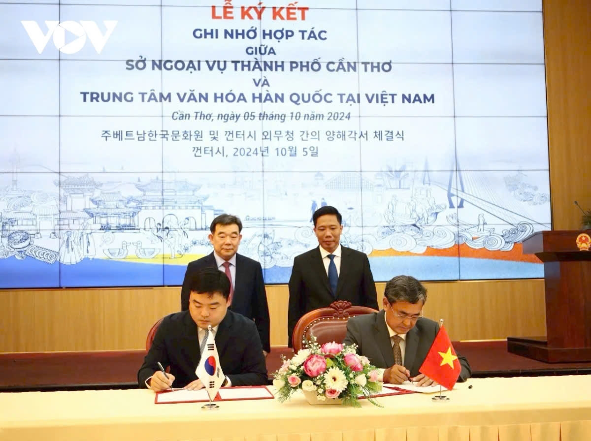 Representatives from the Department of Foreign Affairs of Can Tho City and the Korean Cultural Center in Vietnam sign a Memorandum of Understanding on cooperation in cultural exchange.