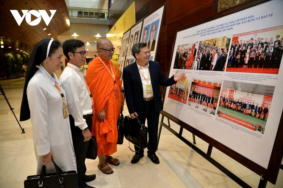 Delegates visit the exhibition before entering discussions on October 16 to approve the working agenda and regulations of the Congress.