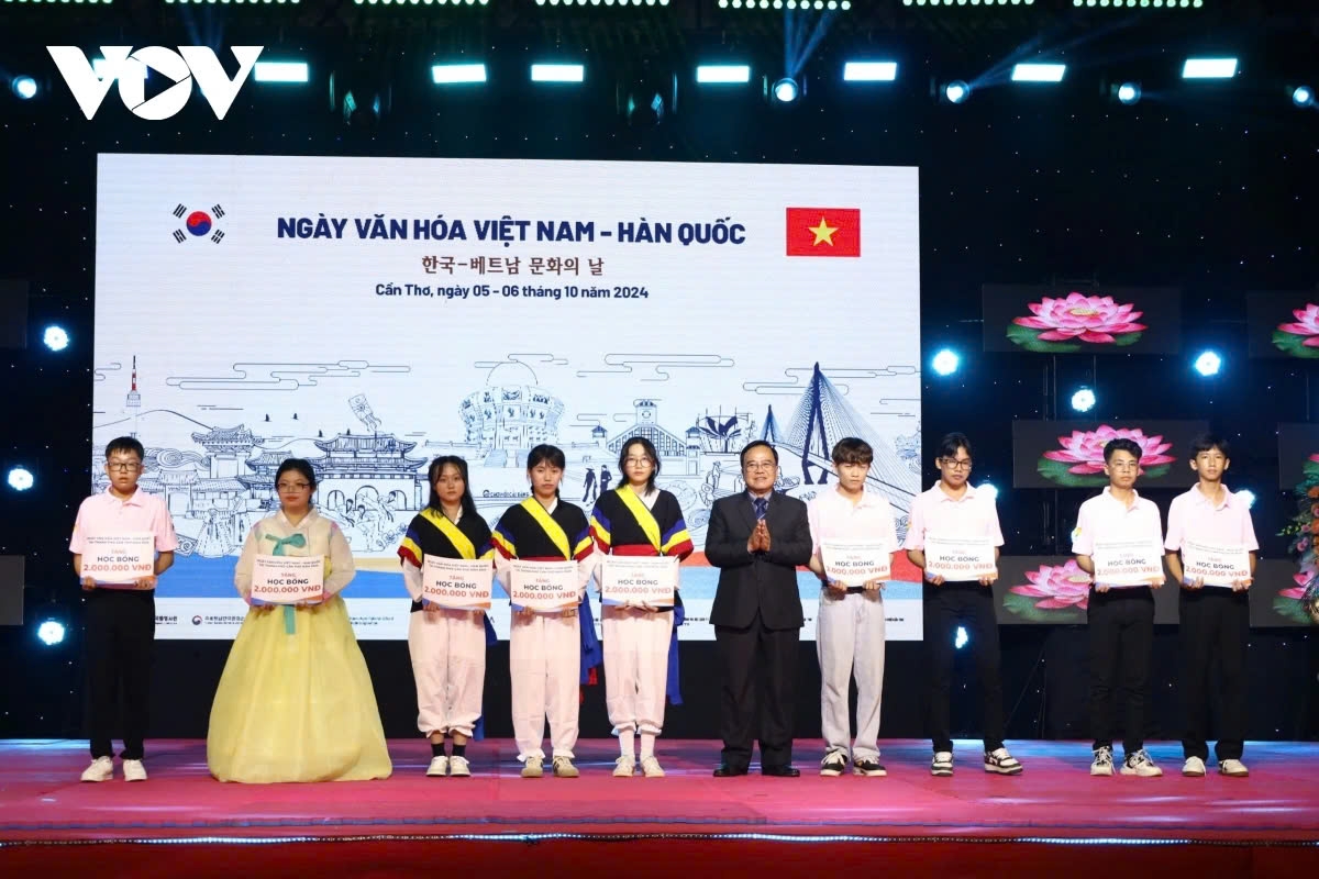 The administration of Can Tho City and the RoK Consulate General in Ho Chi Minh City have raised VND622 million from individuals and organizations in both Vietnam and the RoK to award 311 scholarships to underprivileged students and children of Vietnamese-Korean families in difficult circumstances.