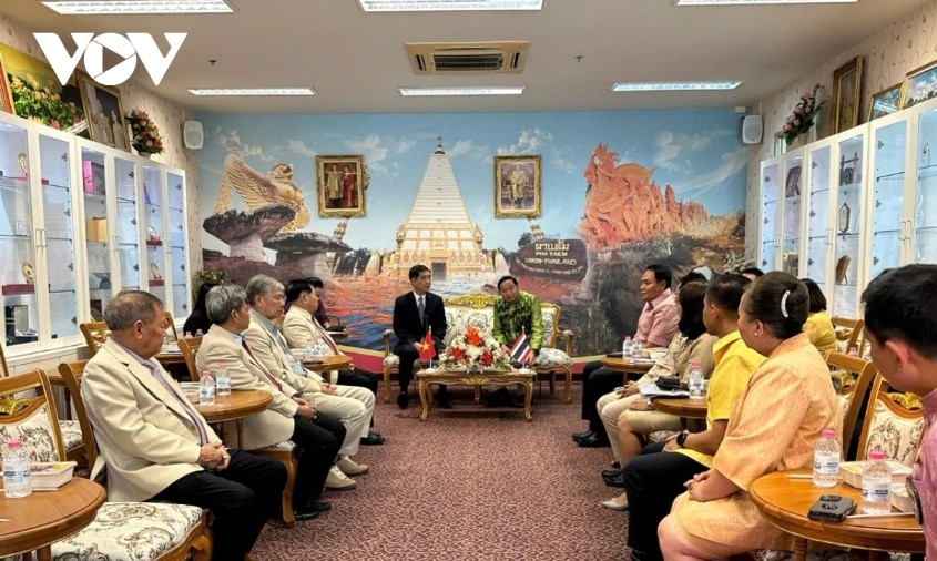 Vietnamese Ambassador to Thailand Pham Viet Hung holds a working session with Supasit Kocharoenyot, Governor of Ubon Ratchathani province.