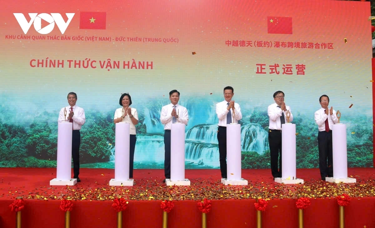 Leaders of Cao Bang province of Vietnam and Guangxi Zhuang Autonomous Region of China press the buttons officially inaugurating the waterfall scenic zone.