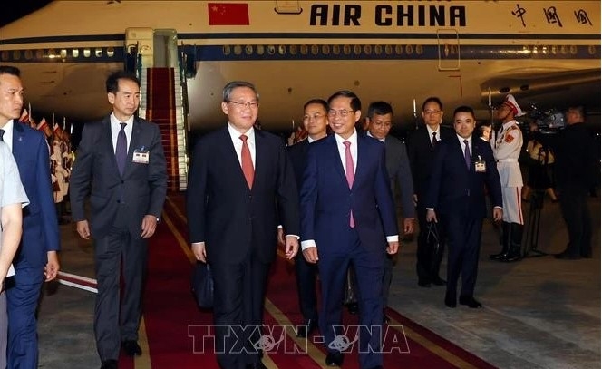 Chinese Premier Li Qiang arrives at the Noi Bai International Airport in Hanoi on October 12 for a three-day visit to Vietnam