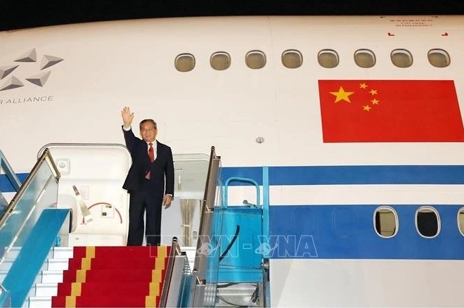 Chinese Premier Li Qiang lands at Noi Bai International Airport in Hanoi on the evening of October 12 (local time), beginning an official visit to Vietnam (Photo:VNA)