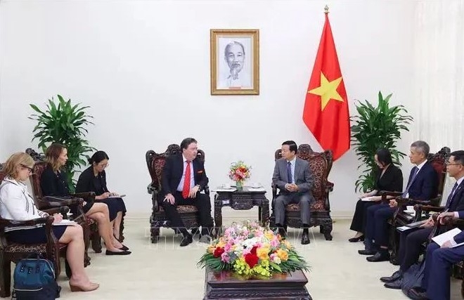 Deputy Prime Minister Tran Hong Ha (R) hosts US Ambassador to Vietnam Marc Knapper.