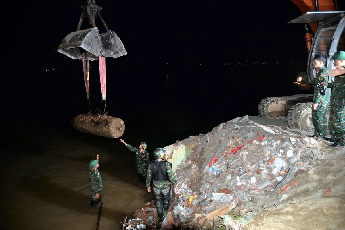 Retrieving and relocating a bomb weighing 1,362kg near the Long Bien Bridge spanning the Red River in Hanoi. (Photo: Long Bien District Military Command).