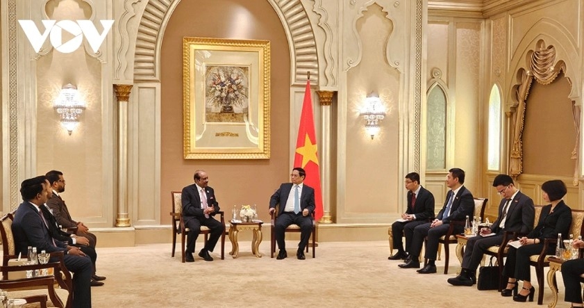 Prime Minister Pham Minh Chinh (R) receives Yusuff Ali Musaliam Veettil Abdul Kader, Chairman and Managing Director of LuLu Group International 