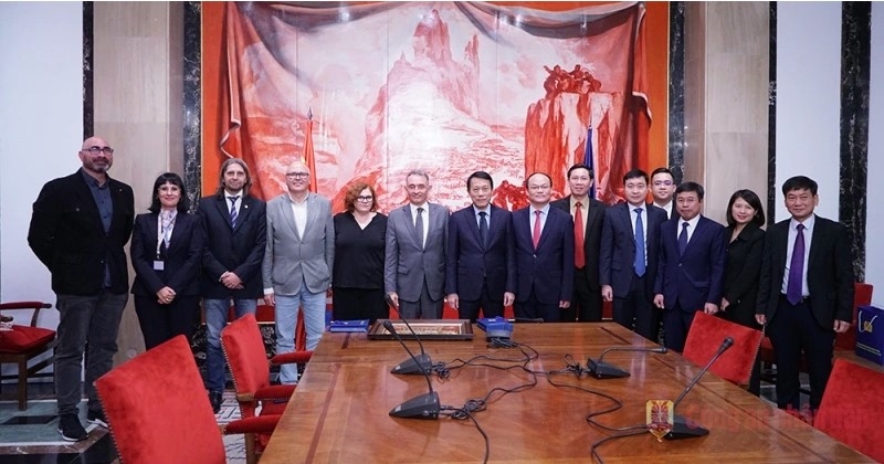 Minister Luong Tam Quang and General Secretary of the Communist Party of Spain Enrique Fernando Santiago Romero pose for a photo with delegates.