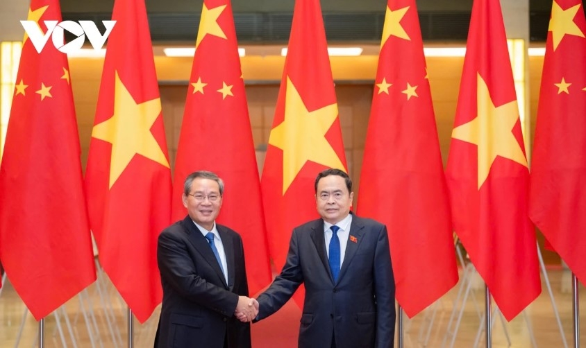 NA Chairman Tran Thanh Man (R) welcomes Chinese Premier Li Qiang