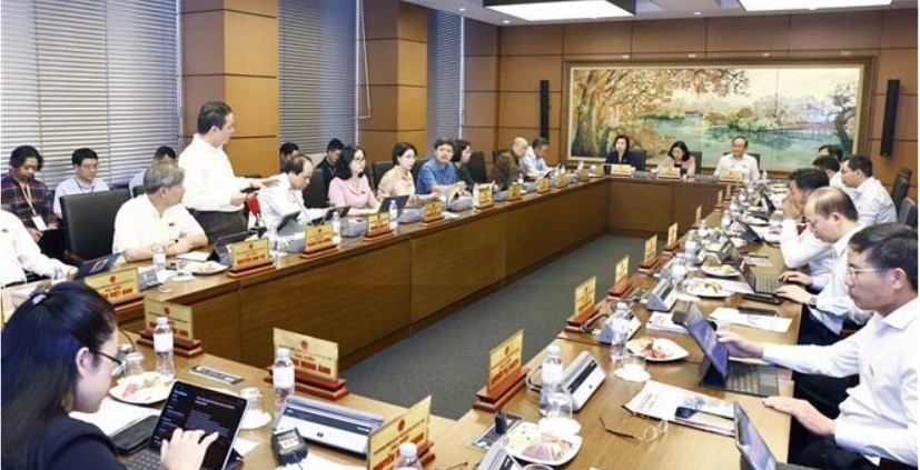 Hanoi's NA deputies in a group discussion. (Photo: VNA)