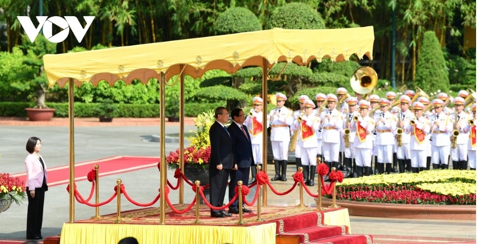 Prime Minister Pham Minh Chinh and Premier Li Qiang at the welcome ceremony held for the Chinese Government leader.