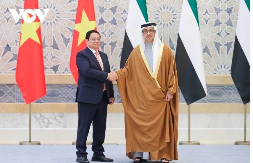  Vice President Sheikh Mansour bin Zayed Al Nahyan (R) welcomes Prime Minister Pham Minh Chinh.