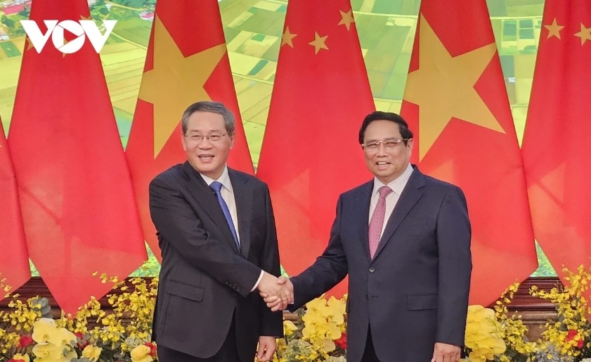 Prime Minister Pham Minh Chinh (R) and his Chinese counterpart Li Qiang