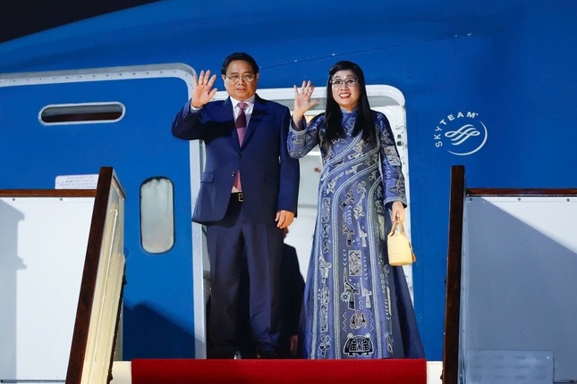 Prime Minister Pham Minh Chinh and his spouse arrive at Doha International Airport for an official visit to Qatar (Photo:VGP)