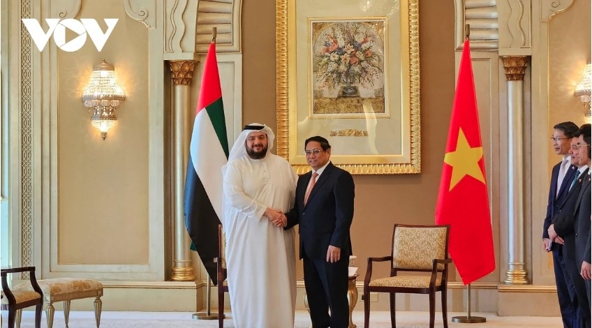 Prime Minister Pham Minh Chinh (R) and UAE Minister of Investment Mohamed bin Hassan Alsuwaidi