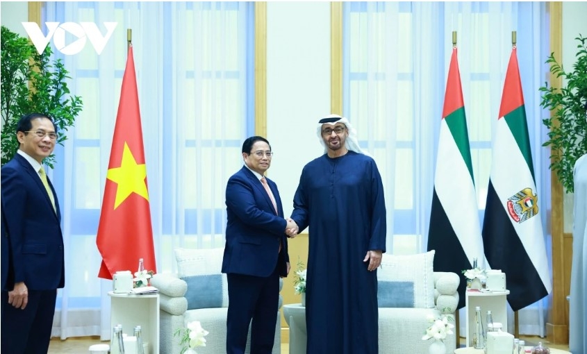 PM Pham Minh Chinh (L) and President of the UAE Sheikh Mohammed bin Zayed Al Nahyan